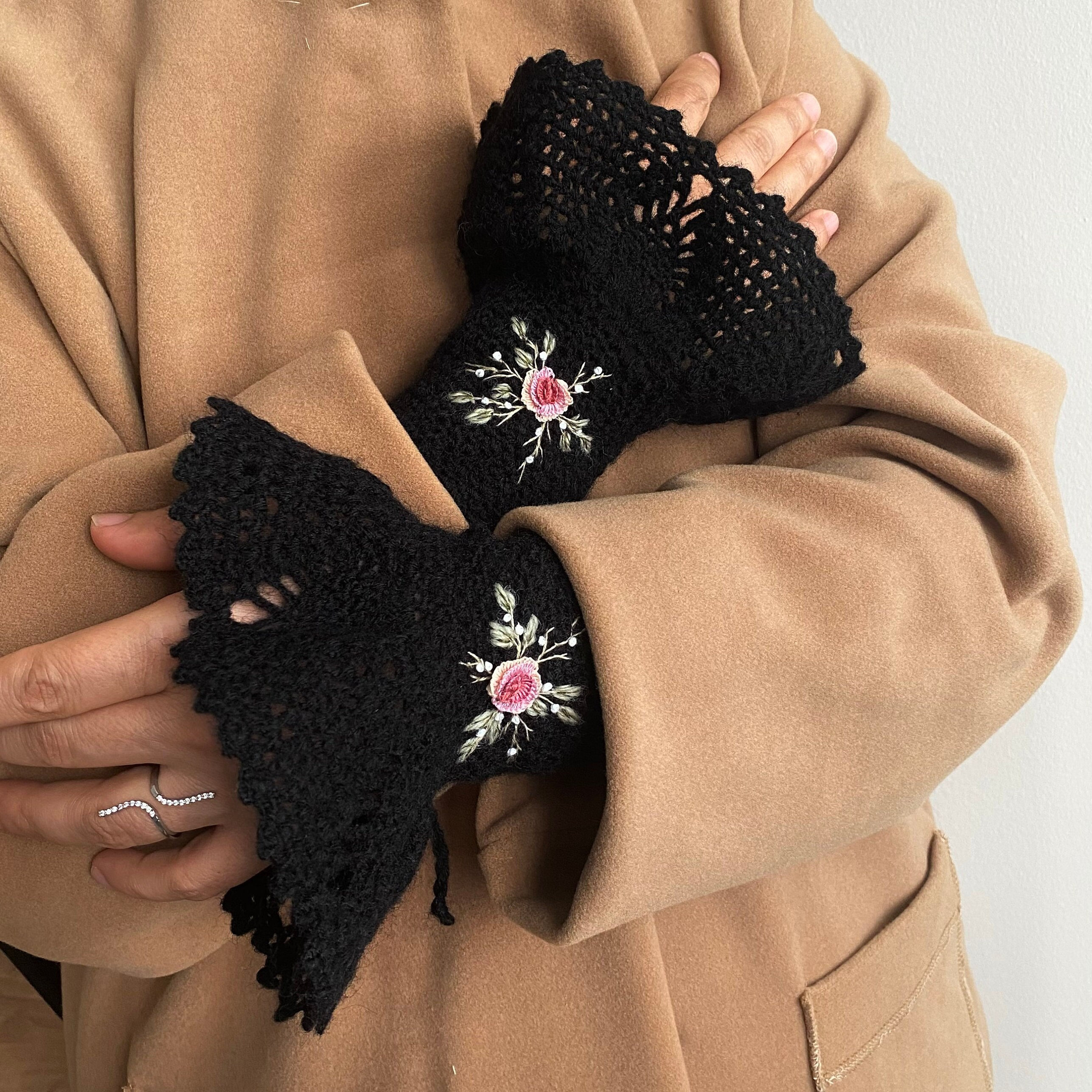 Handmade Knitted Embroidered Mittens - Adjustable Lace Gloves for a Vintage Touch 🌸✨