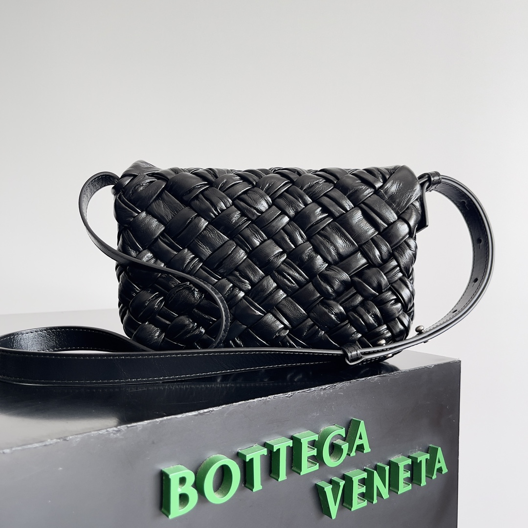 Bottega Veneta RUMPLE MESSENGER handbag 787113