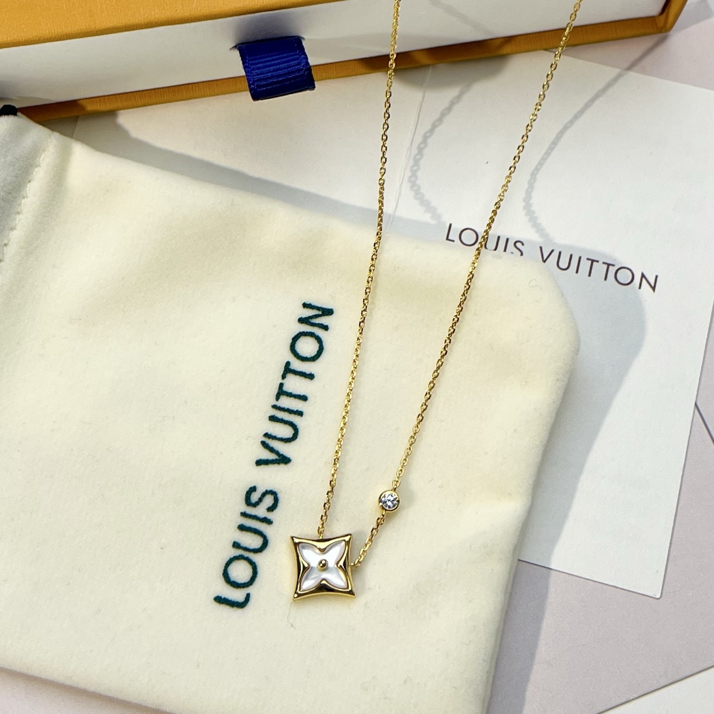 Louis Vuitton single flower diamond necklace