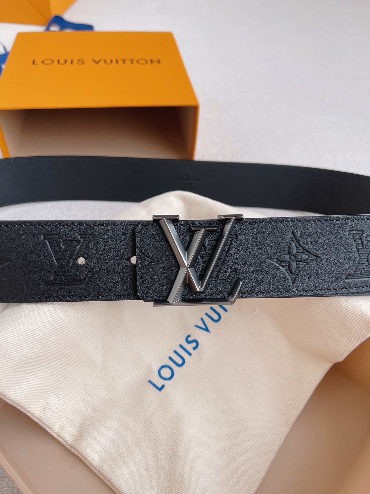 Louis Vuitton embossed double-sided calfskin men's belt 4CM wide