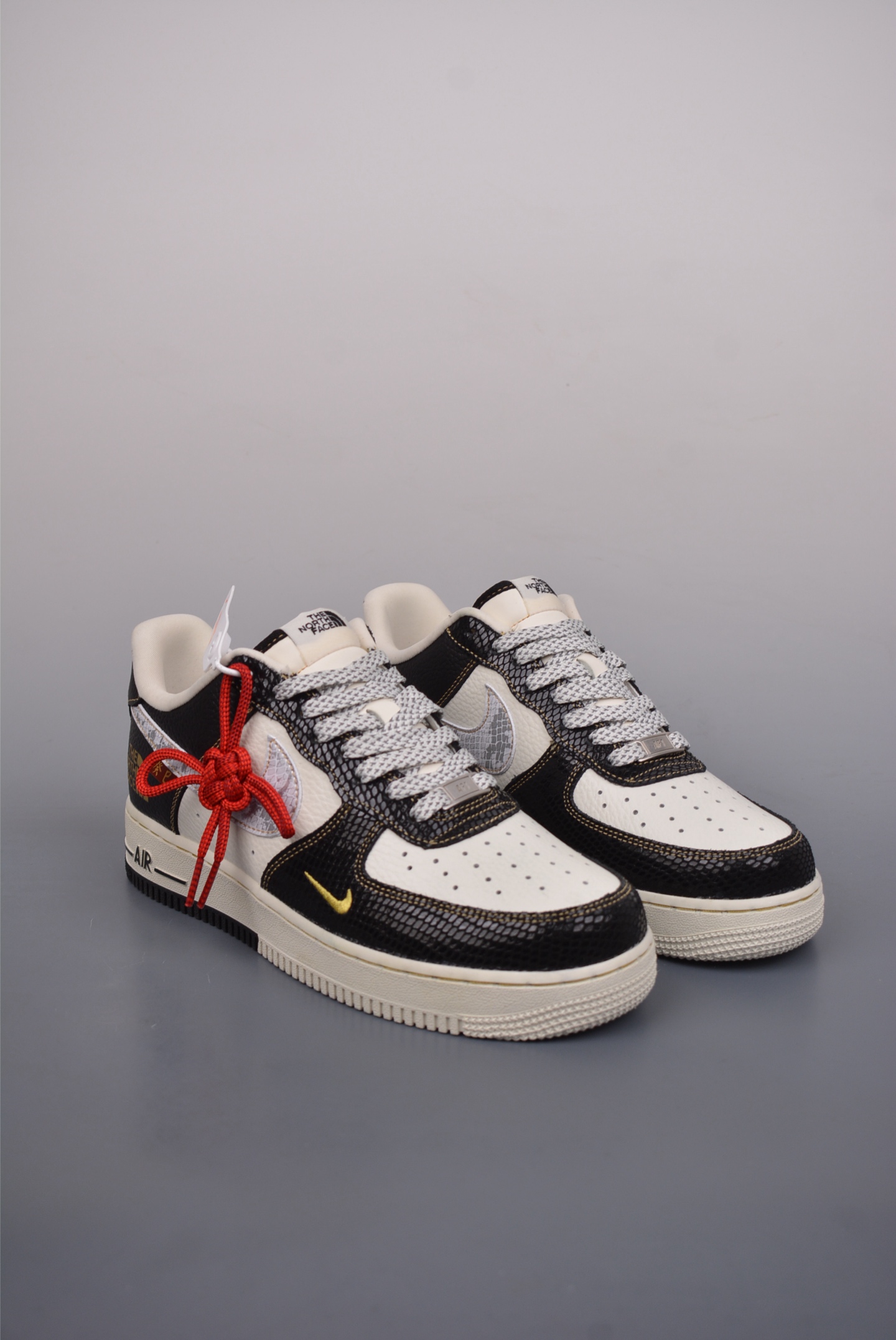 Stussy x Nike Air Force 1´07 Low Year of the Snake black and white embroidery HH7518-034