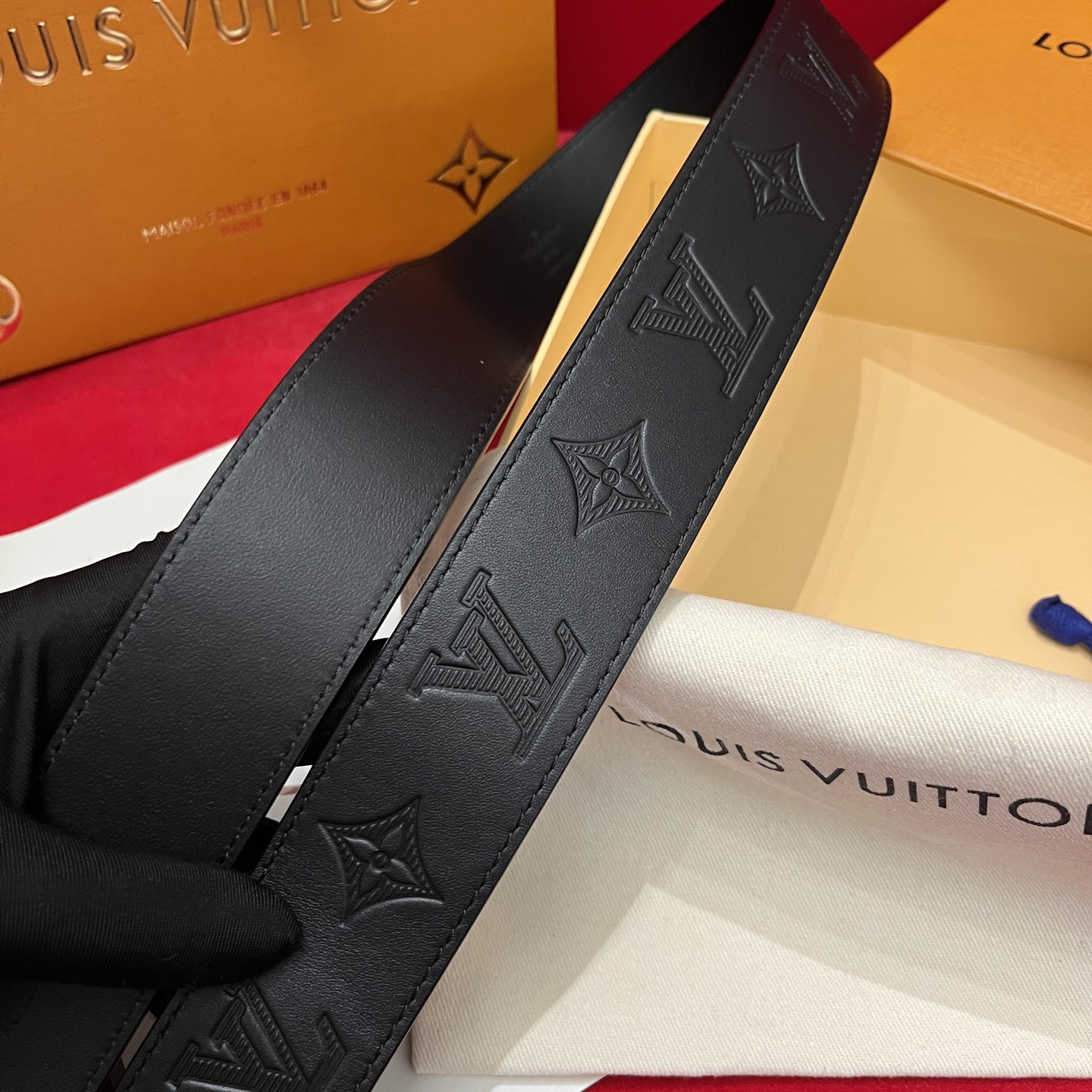 Louis Vuitton embossed leather men's belt, 4cm wide