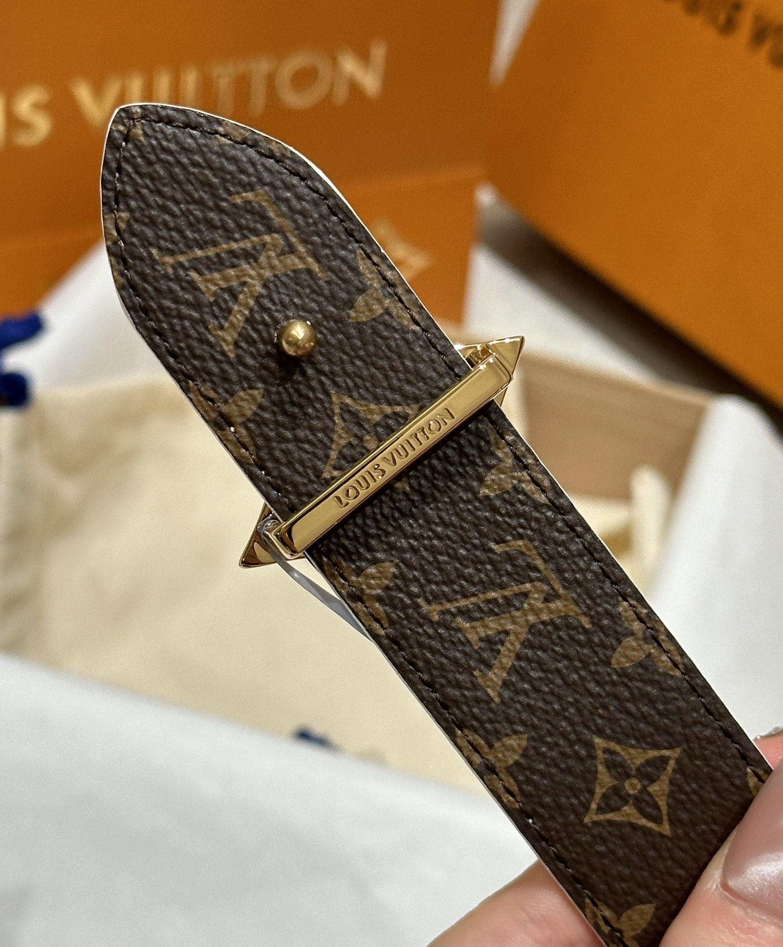 Louis Vuitton embossed double-faced cowhide belt, 3cm wide