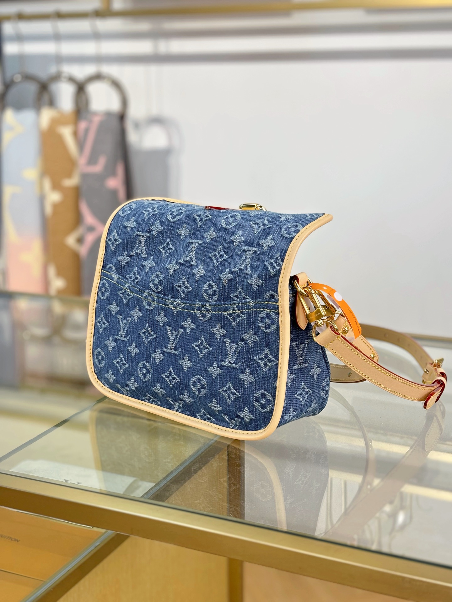 Louis Vuitton DIANE Handbag M13070