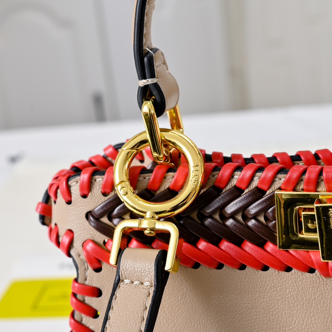 FENDI BAGUETTE Medium Handbag 3373