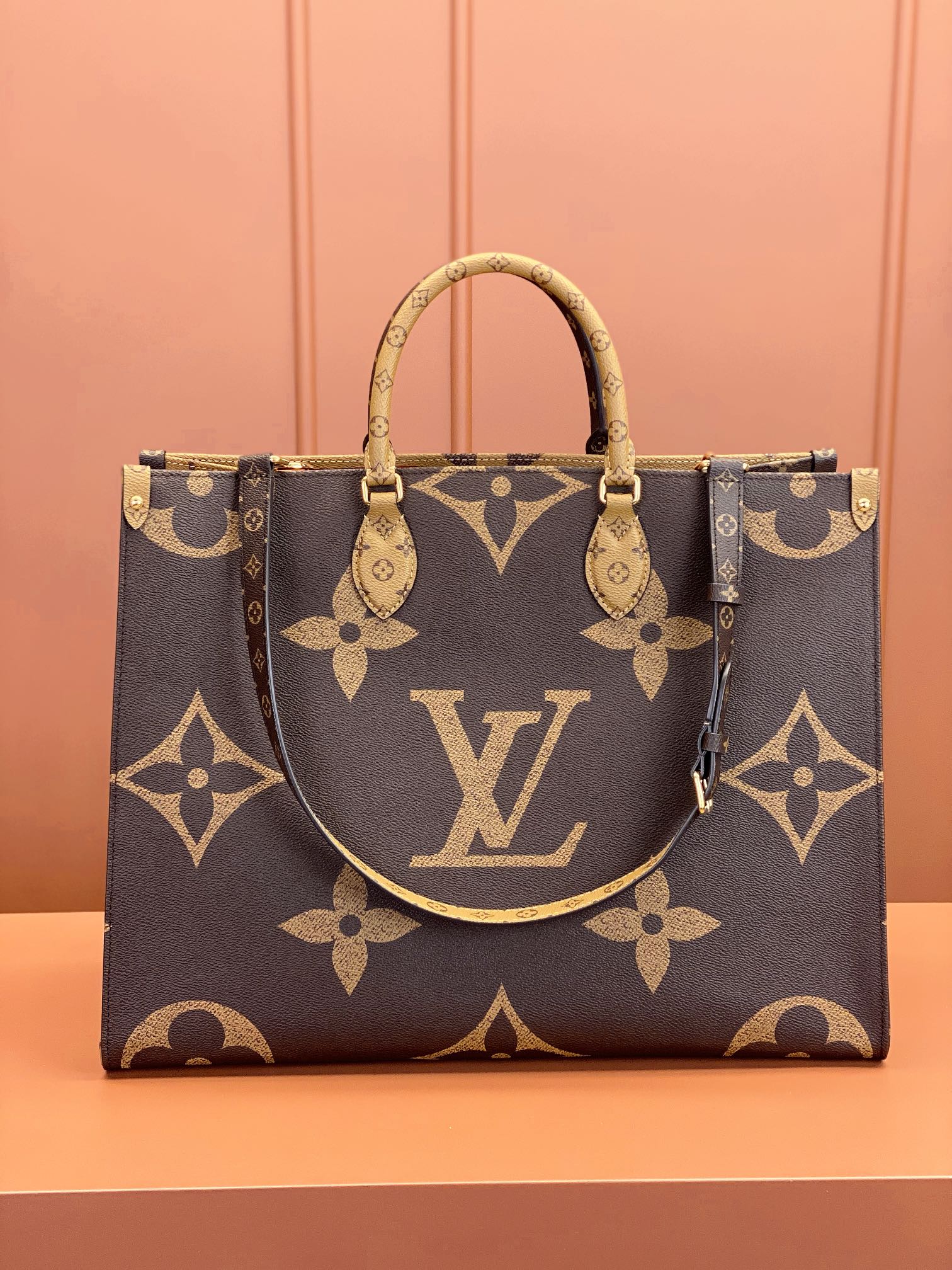 Louis Vuitton ONTHEGO VOYAGE Handbag M46823
