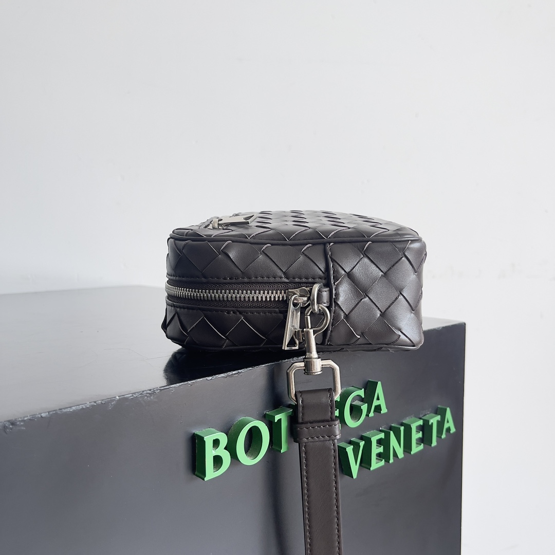 Bottega Veneta INTRECCIATO woven wristlet clutch 777390
