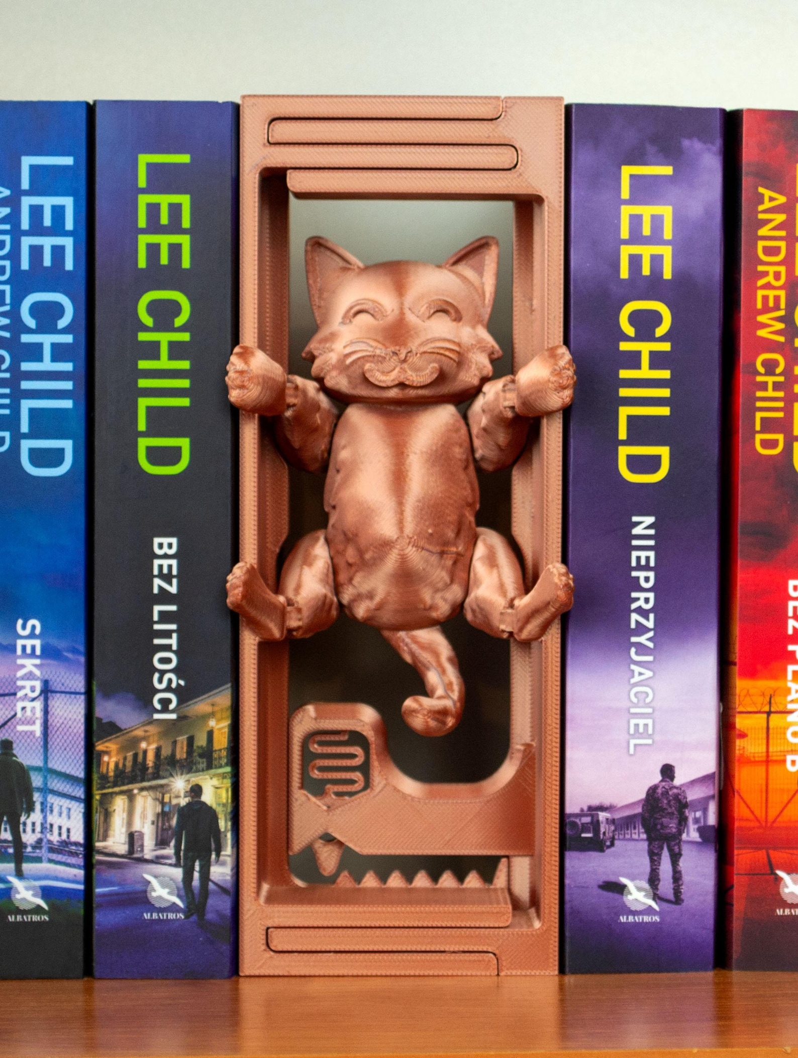 Hanging Cat: Adjustable Book Nook / Bookends