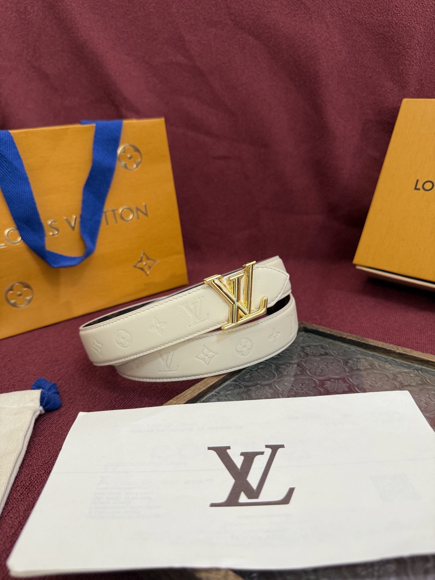 Louis Vuitton embossed double-faced cowhide belt, 3cm wide