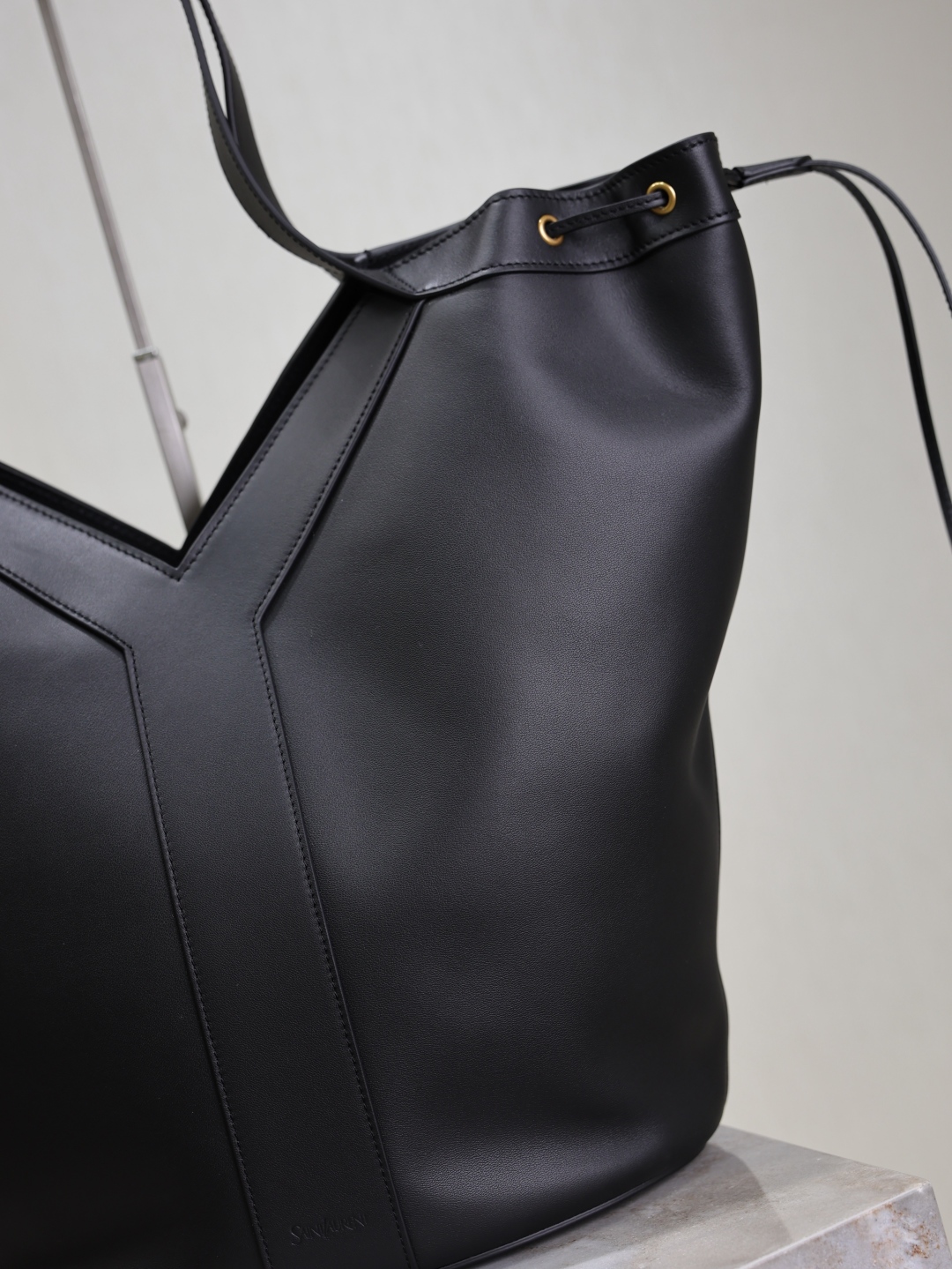 Yves Saint Laurent Leather HOBO Large Handbag 833160