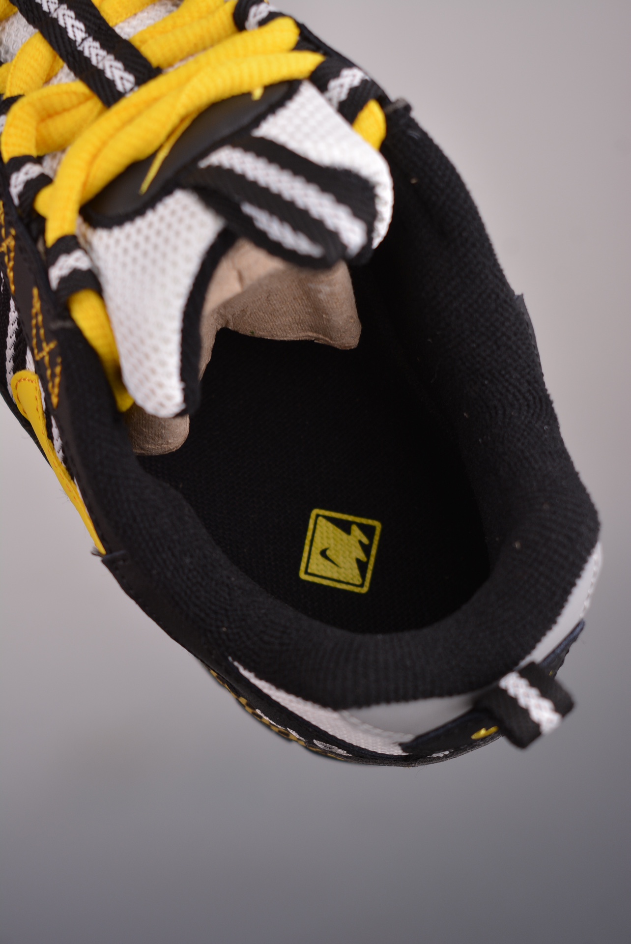 Nike Air Humara QS Maize Swoosh AJ1102-001