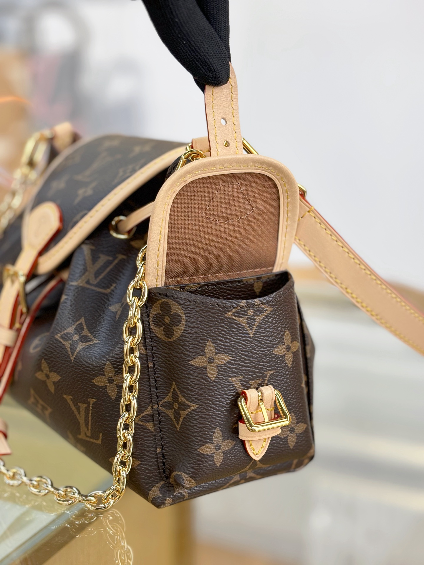 Louis Vuitton ODYSSÉE Handbag M25085