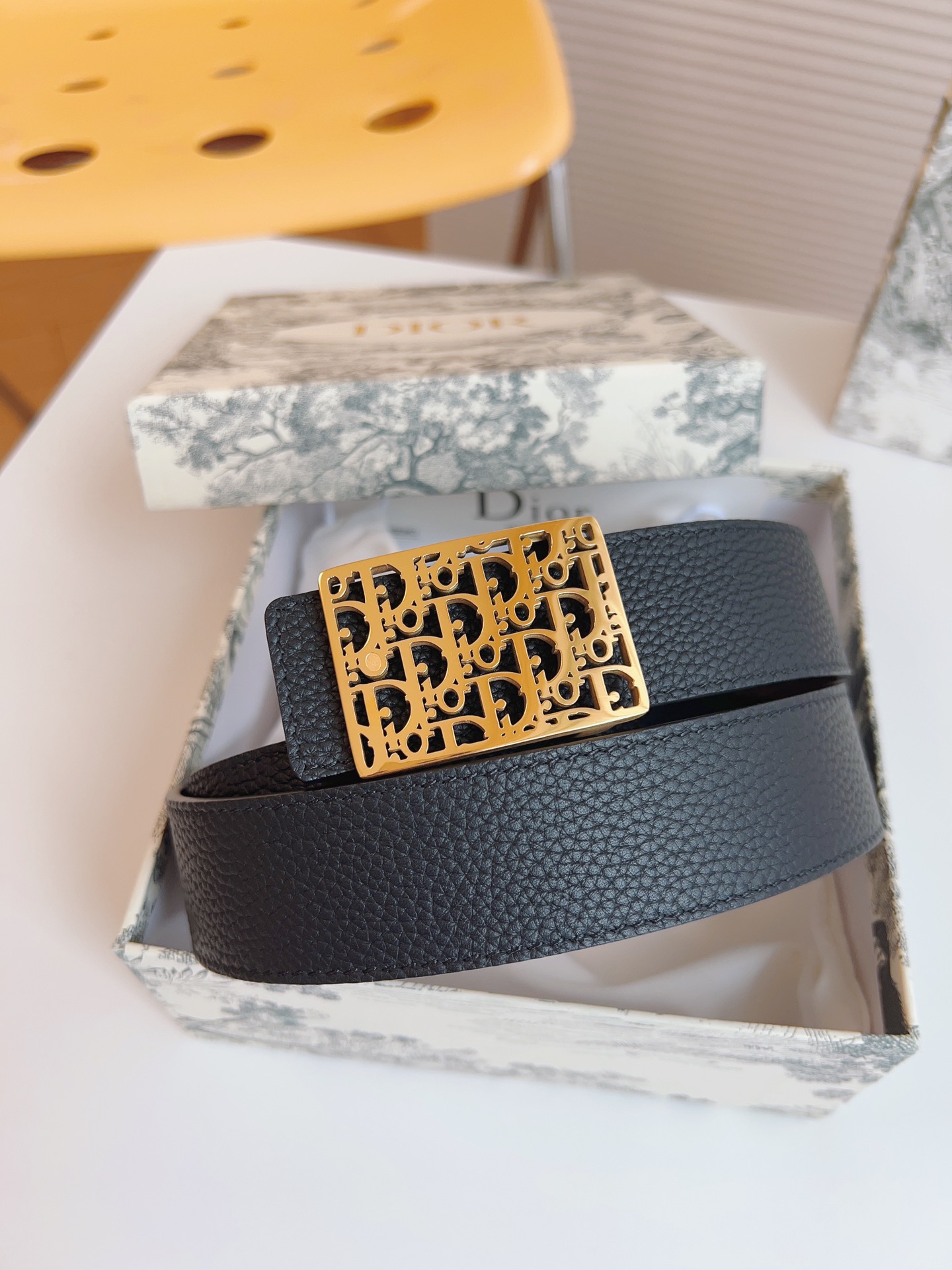 Dior hollow buckle cowhide double-sided belt 3.5CM wide