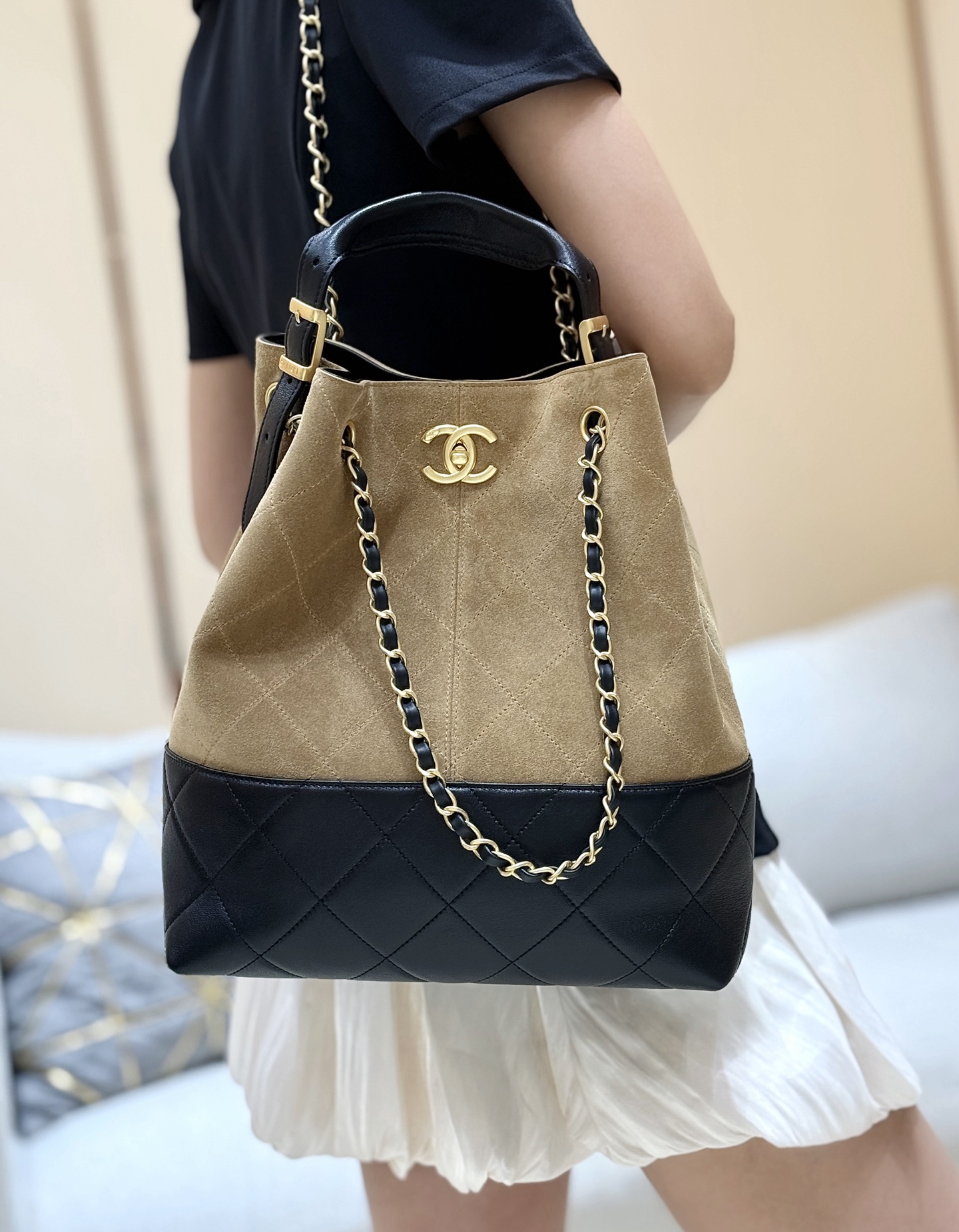 Chanel 25A High-end Handicraft Workshop Suede Colorblock Vertical Hobo AS5636 00158