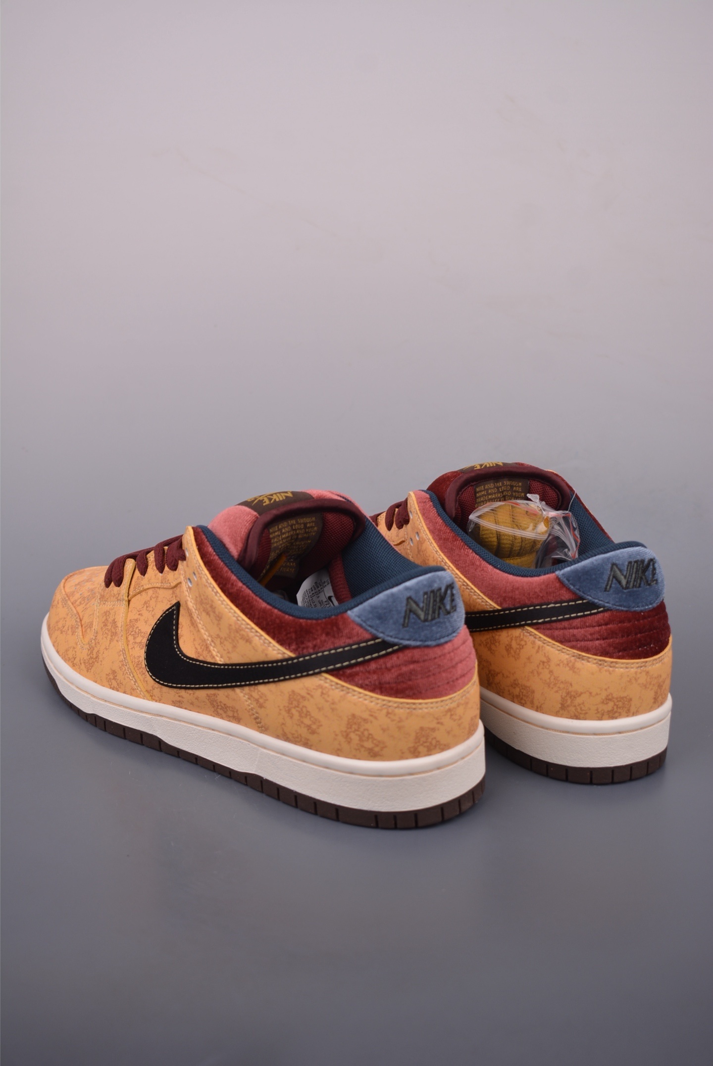 Nike SB Dunk Low “City Of Cinema” FZ1278-200