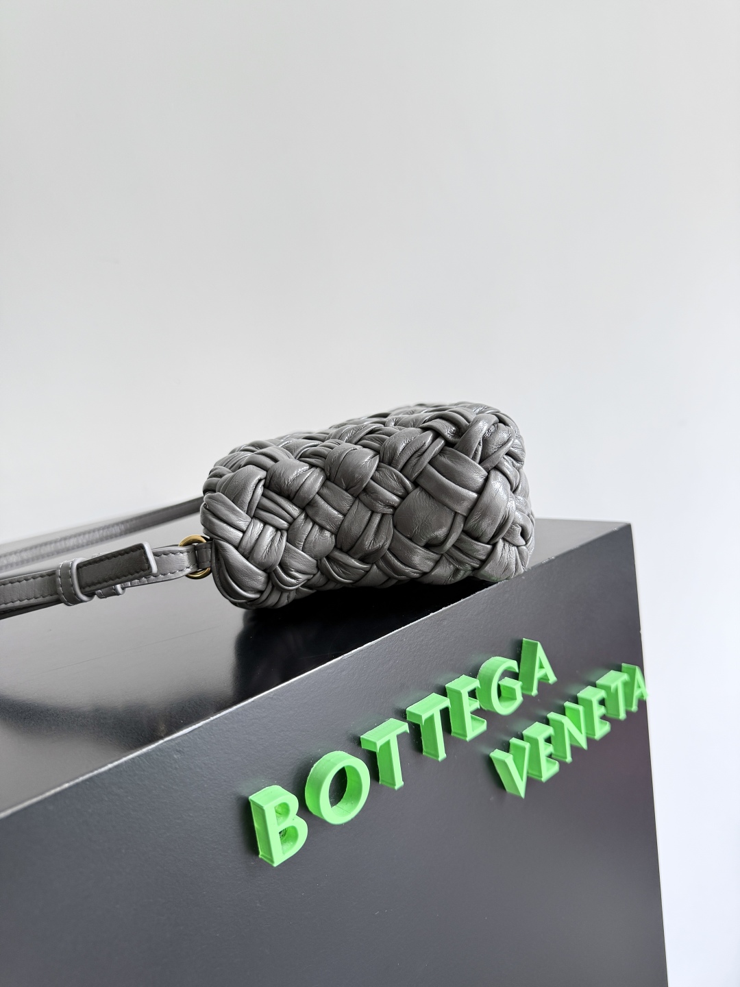 Bottega Veneta Kalimero cha cha woven handbag 785780