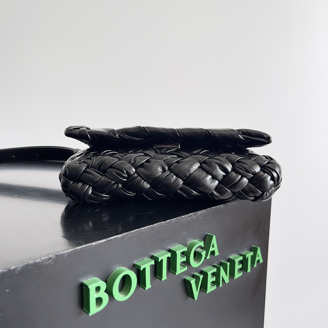 Bottega Veneta RUMPLE MESSENGER handbag 787113