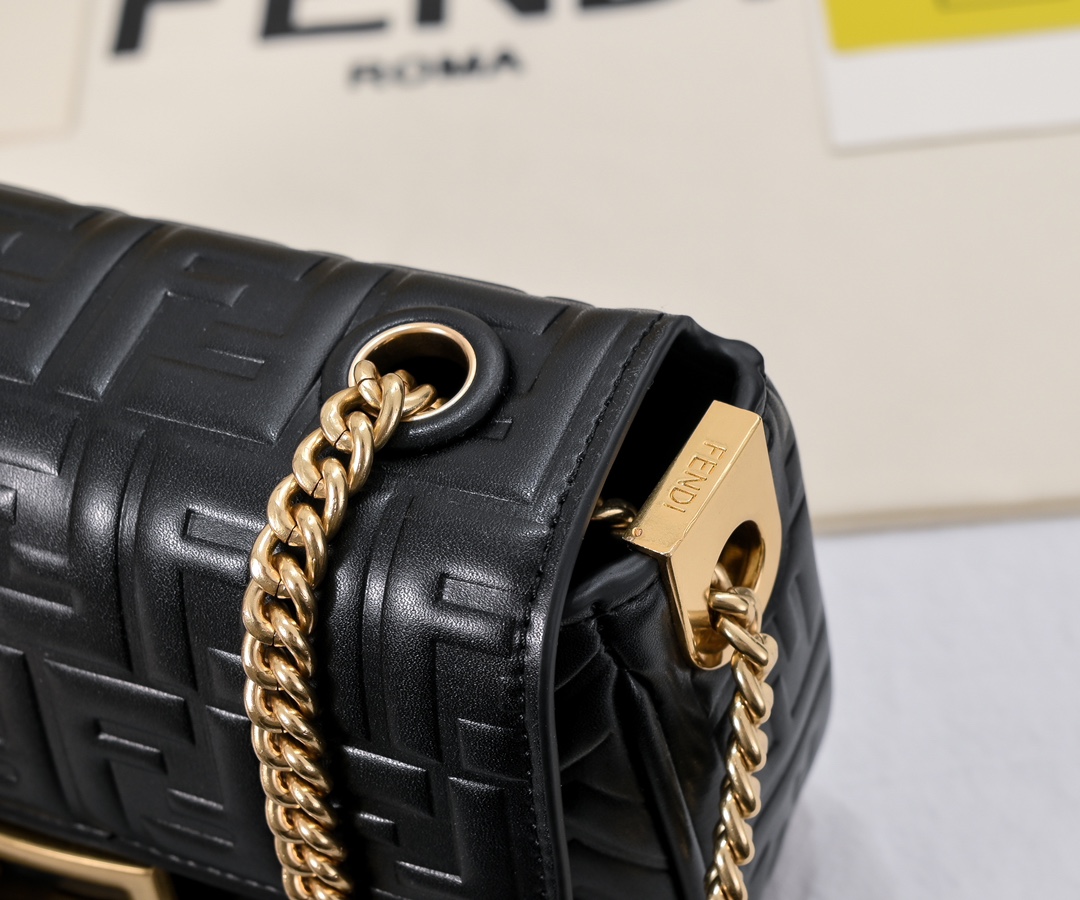 FENDI embossed baguette chain bag 6607