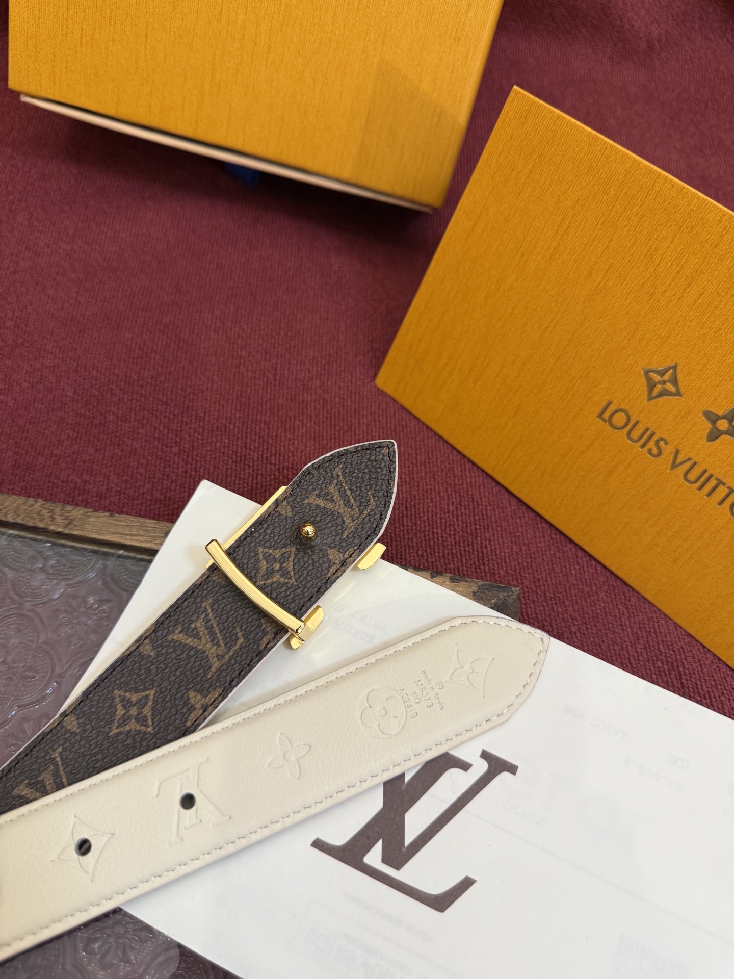 Louis Vuitton embossed double-faced cowhide belt, 3cm wide