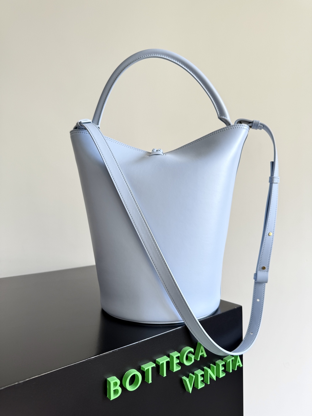 Bottega Veneta 2025 New Arrival Women's LIBERTA Small Bucket Bag 806038