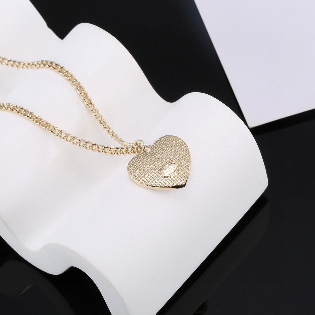 Chanel gradient heart necklace