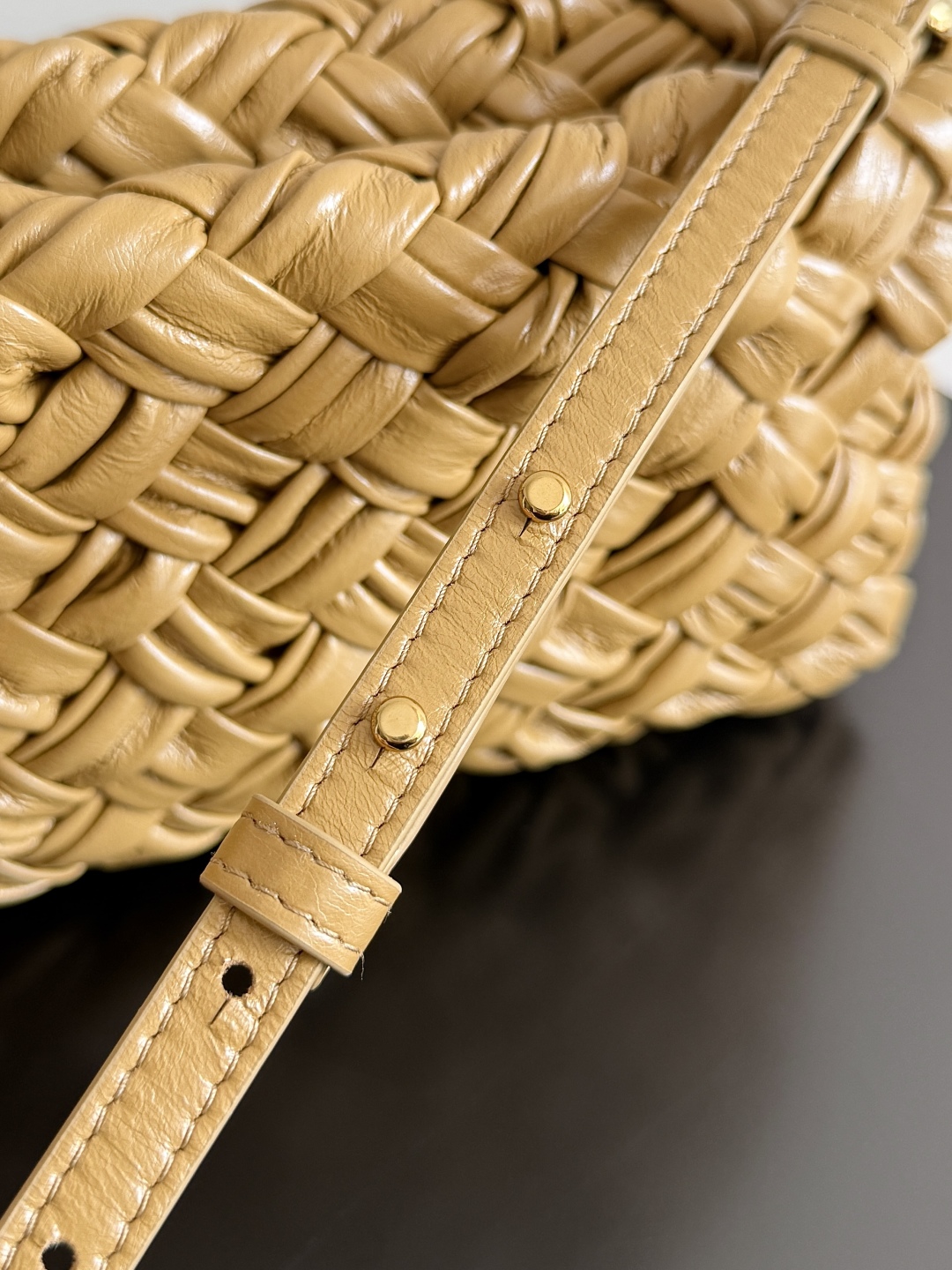 Bottega Veneta Kalimero cha cha woven handbag 785780