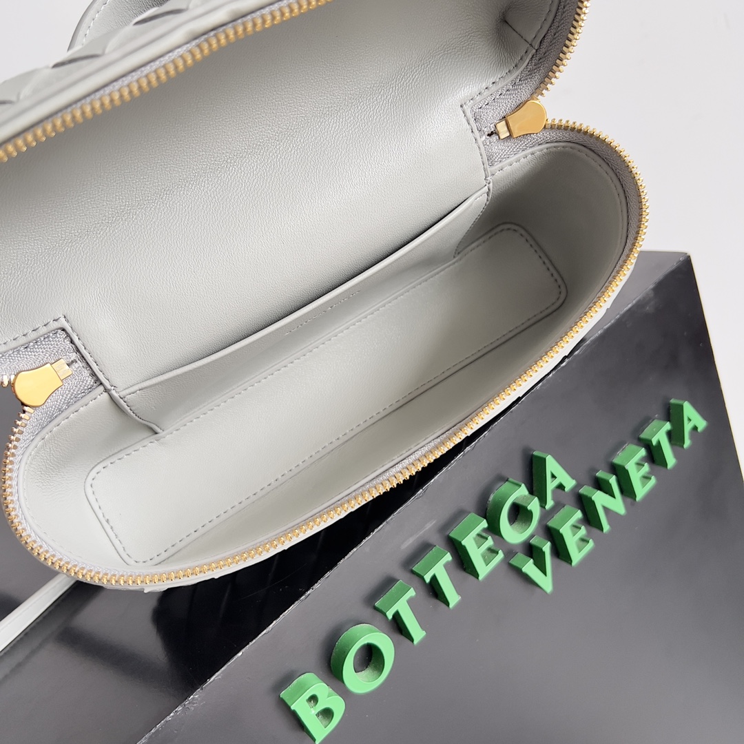 Bottega Veneta 2024 Woven Zippered Baguette Bag 789109