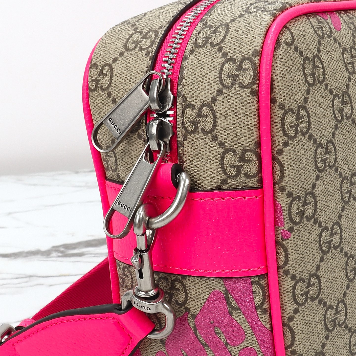 Gucci Medium crossbody bag with print 839380 FAEWN 9766