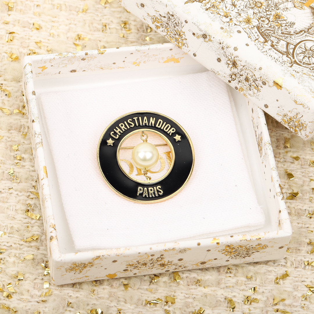 Dior black circle letter brooch