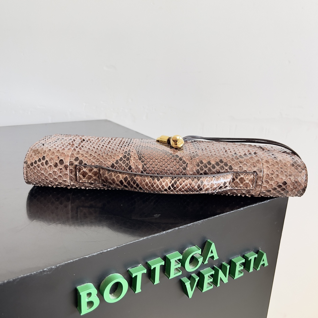 Bottega Veneta andiamo clutch 794945