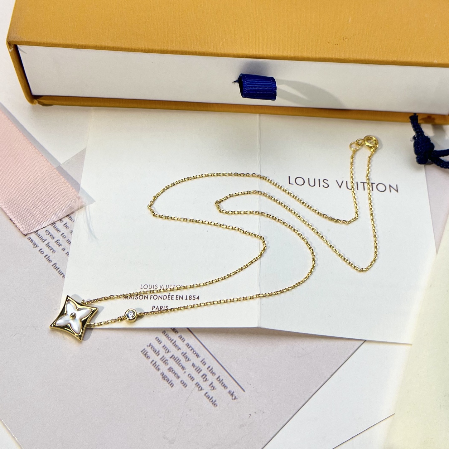 Louis Vuitton single flower diamond necklace