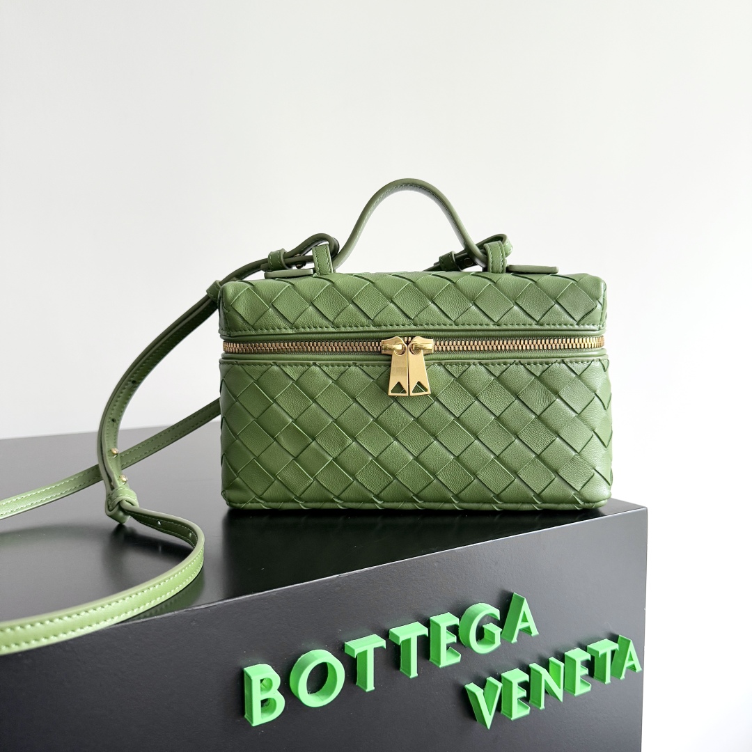 Bottega Veneta 2024 Woven Zippered Baguette Bag 789109