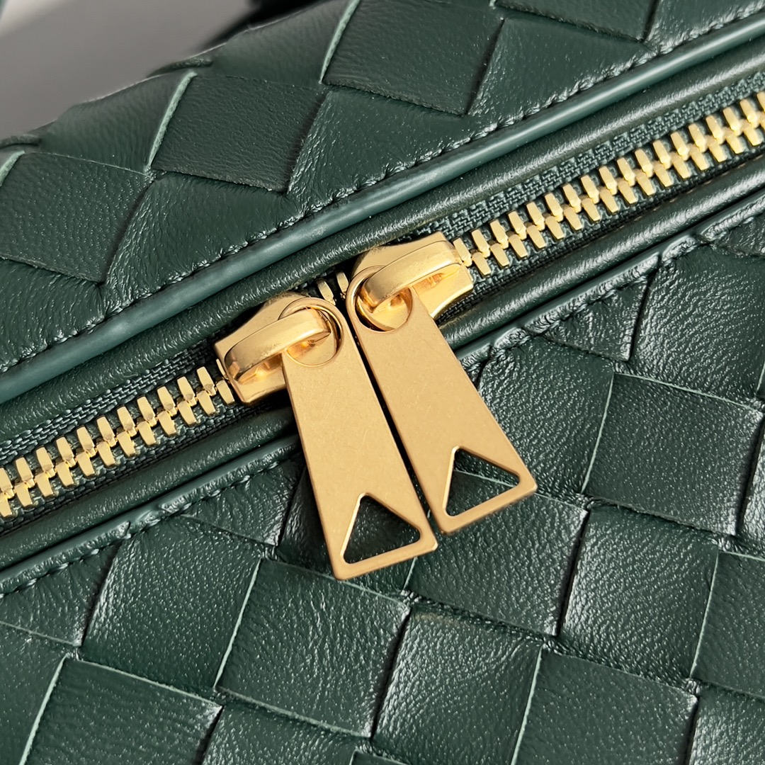 Bottega Veneta 2024 Woven Zippered Baguette Bag 789109