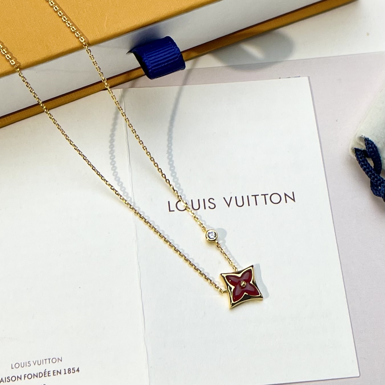 Louis Vuitton single flower diamond necklace
