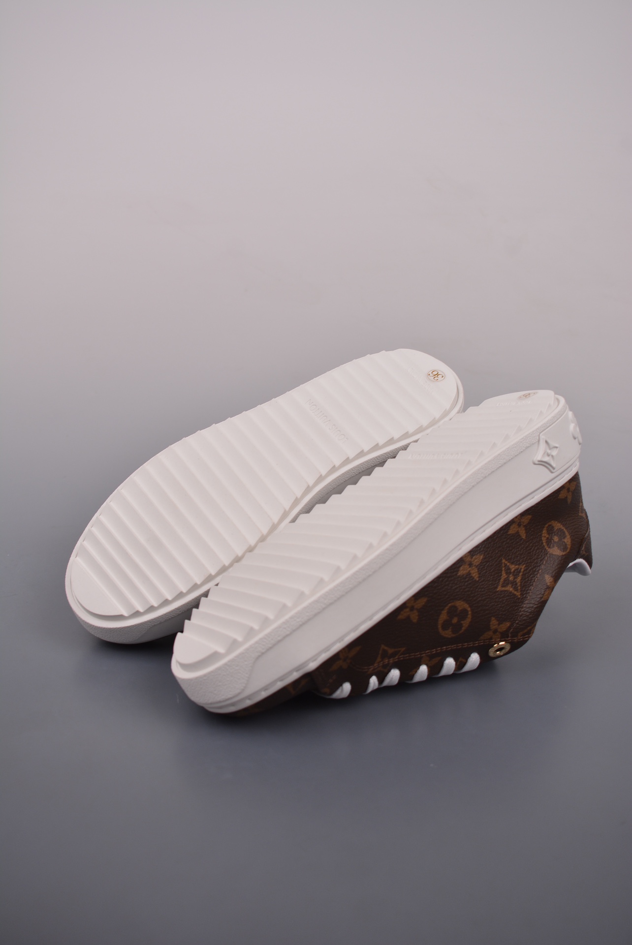 Louis Vuitton 2024s full print sneakers