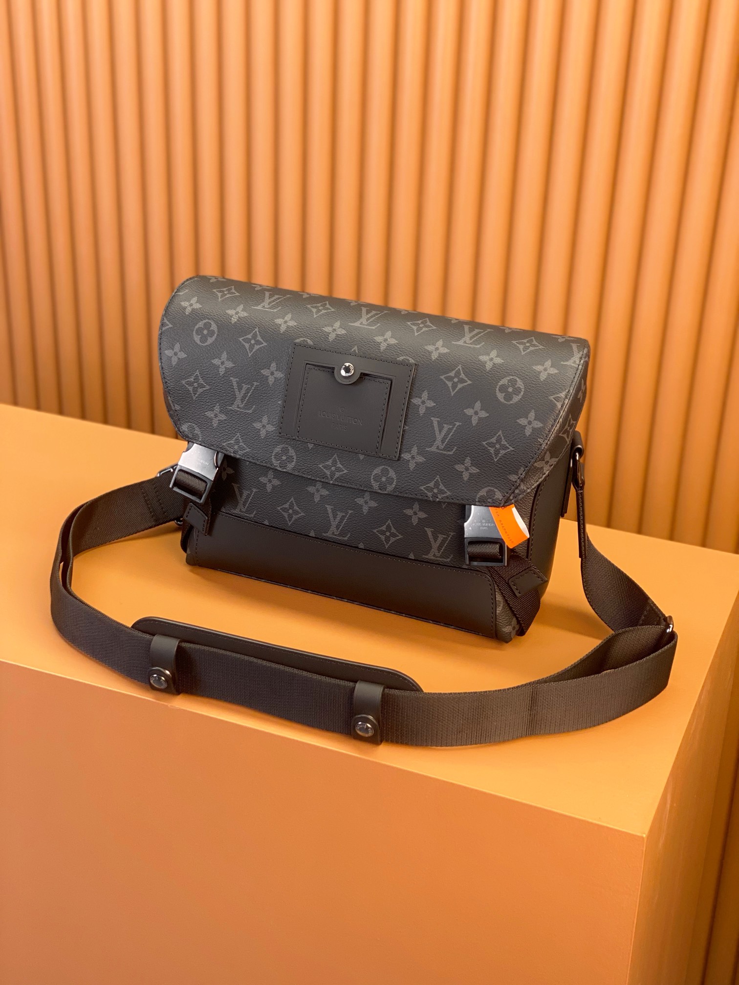 Louis Vuitton VOYAGER Small Messenger Bag M40511