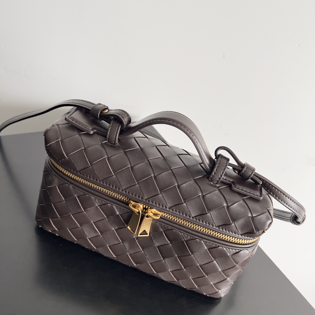 Bottega Veneta 2024 Woven Zippered Baguette Bag 789109