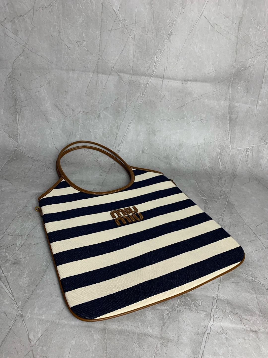 Miu Miu Vertical Tote Bag 5BG231