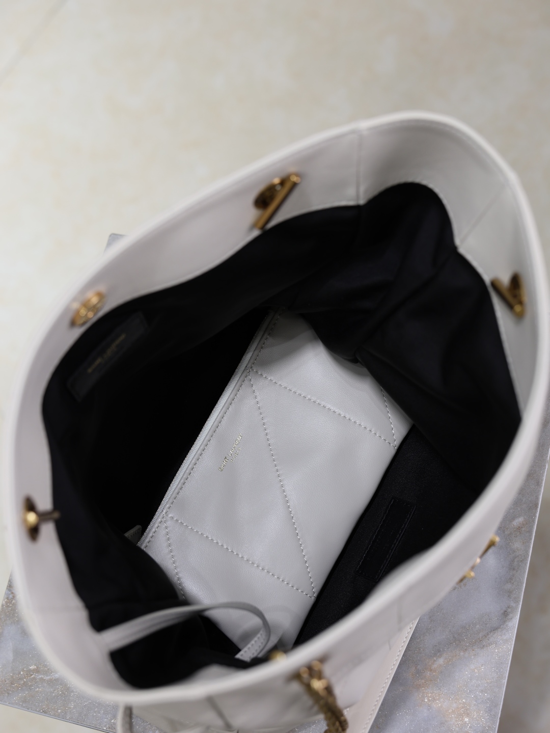Yves Saint Laurent Jamie 4.3 Large CHON Bucket Bag 833948