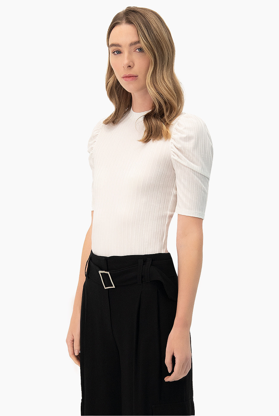 Blusa blanca de hombro abullonado