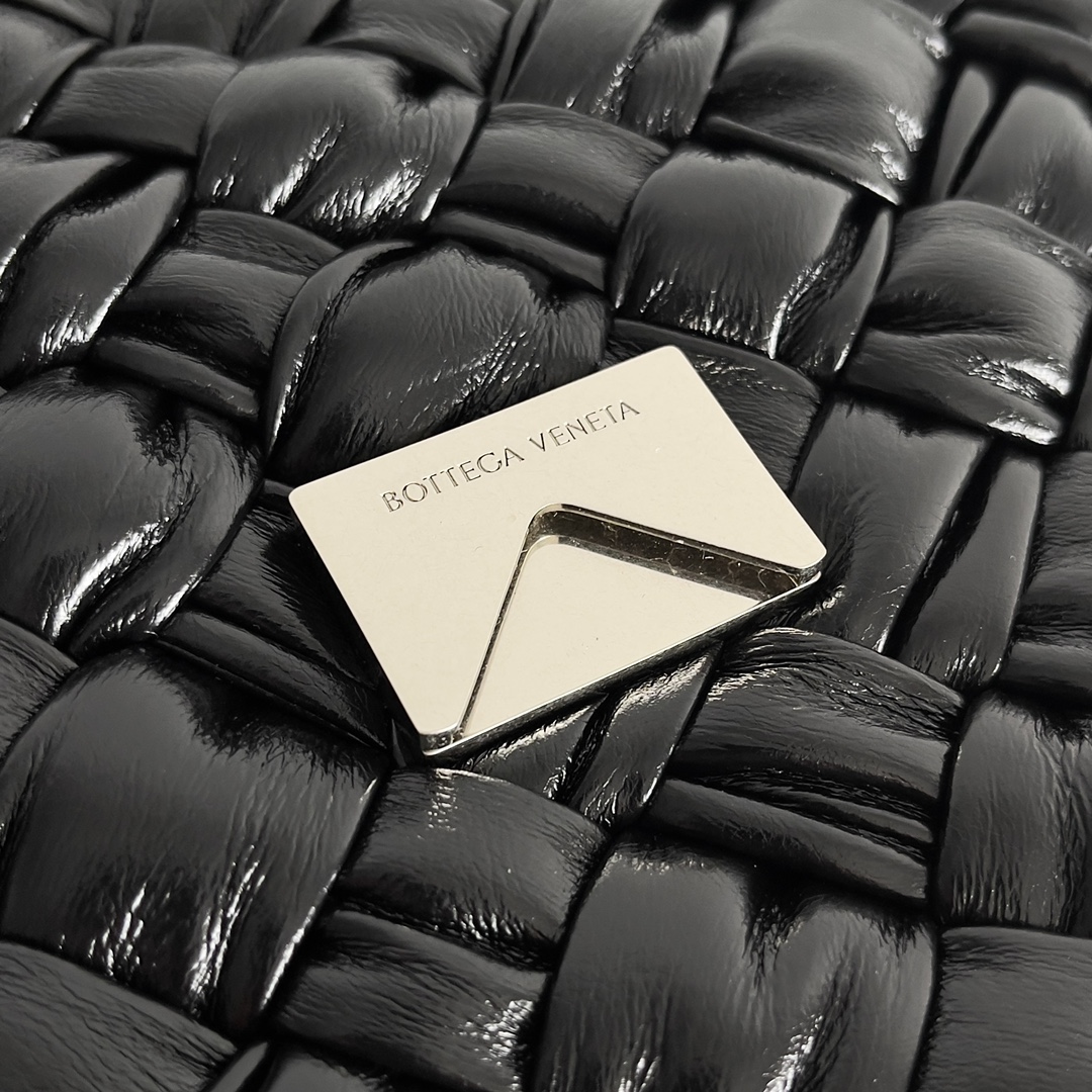 Bottega Veneta 24 Rumple Messenger Bag 776519