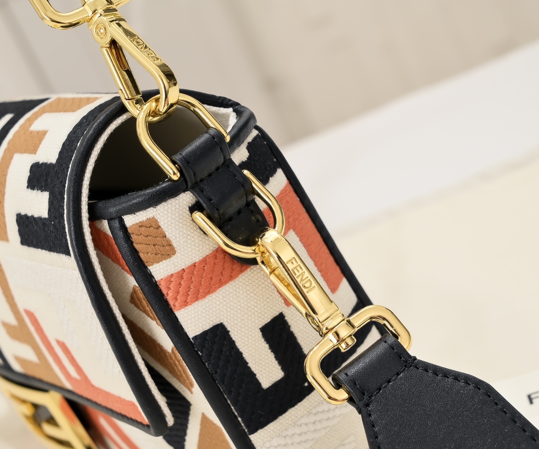 FENDI Baguette Shoulder Bag 1002