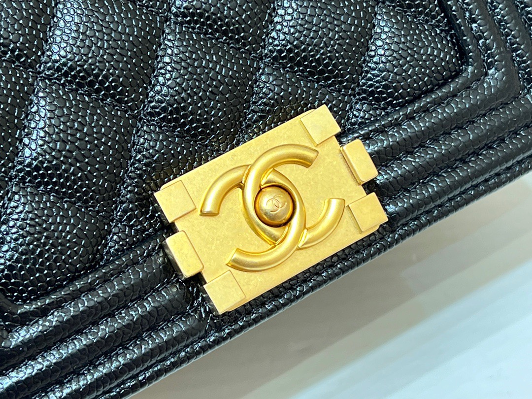 Chanel 22A Le mini boy bag 67364