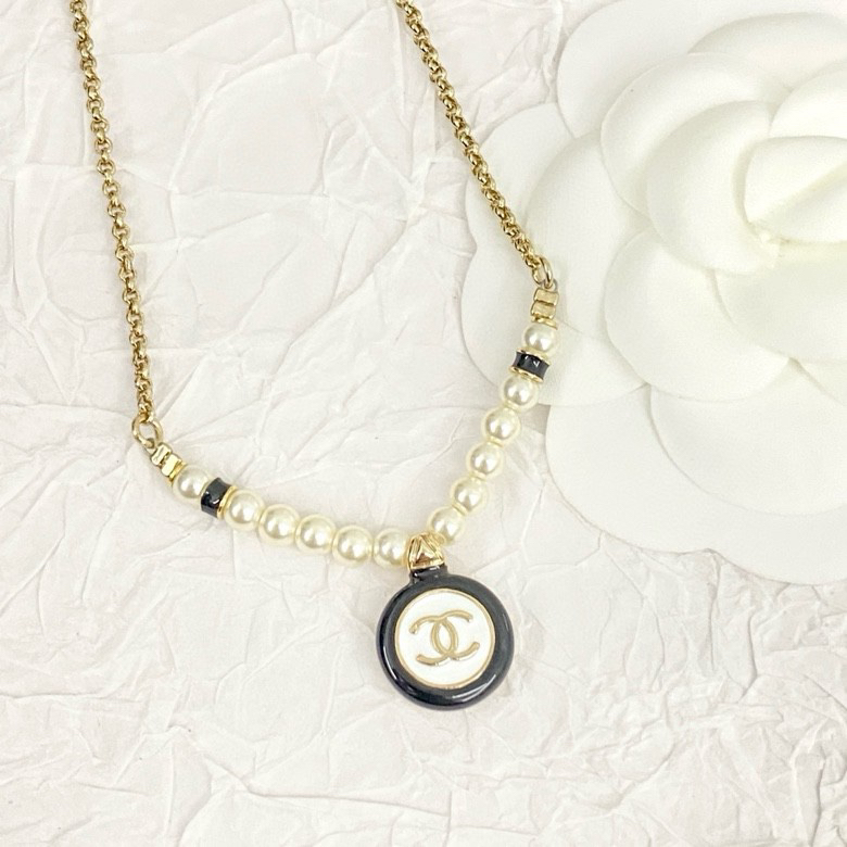 CHAN 24 black and white enamel button pearl necklace