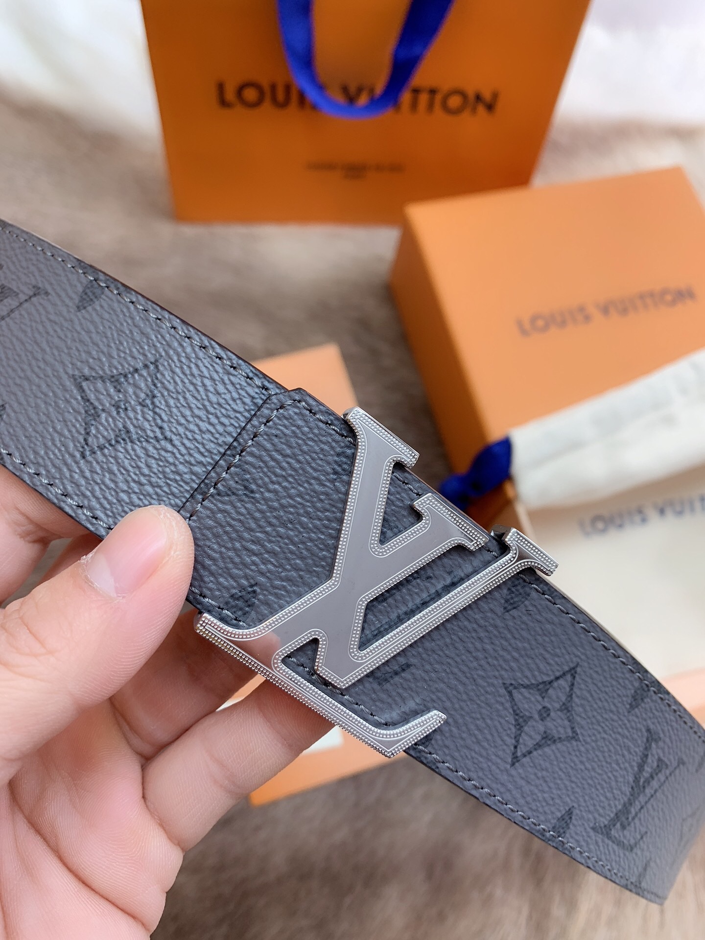 Louis Vuitton Men's Old Fashioned Cowhide Belt 4CM Width