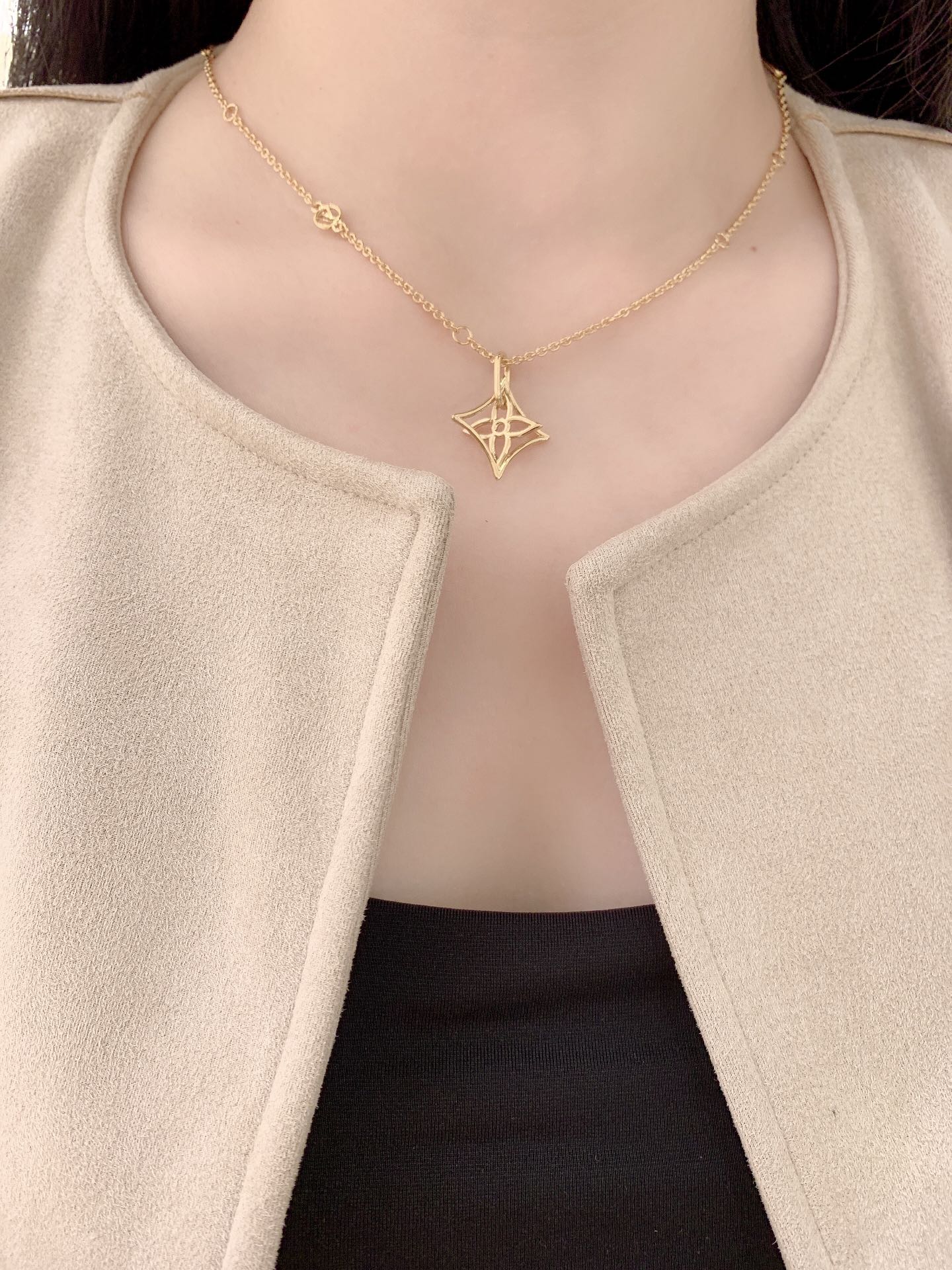 Louis Vuitton hollow flower necklace
