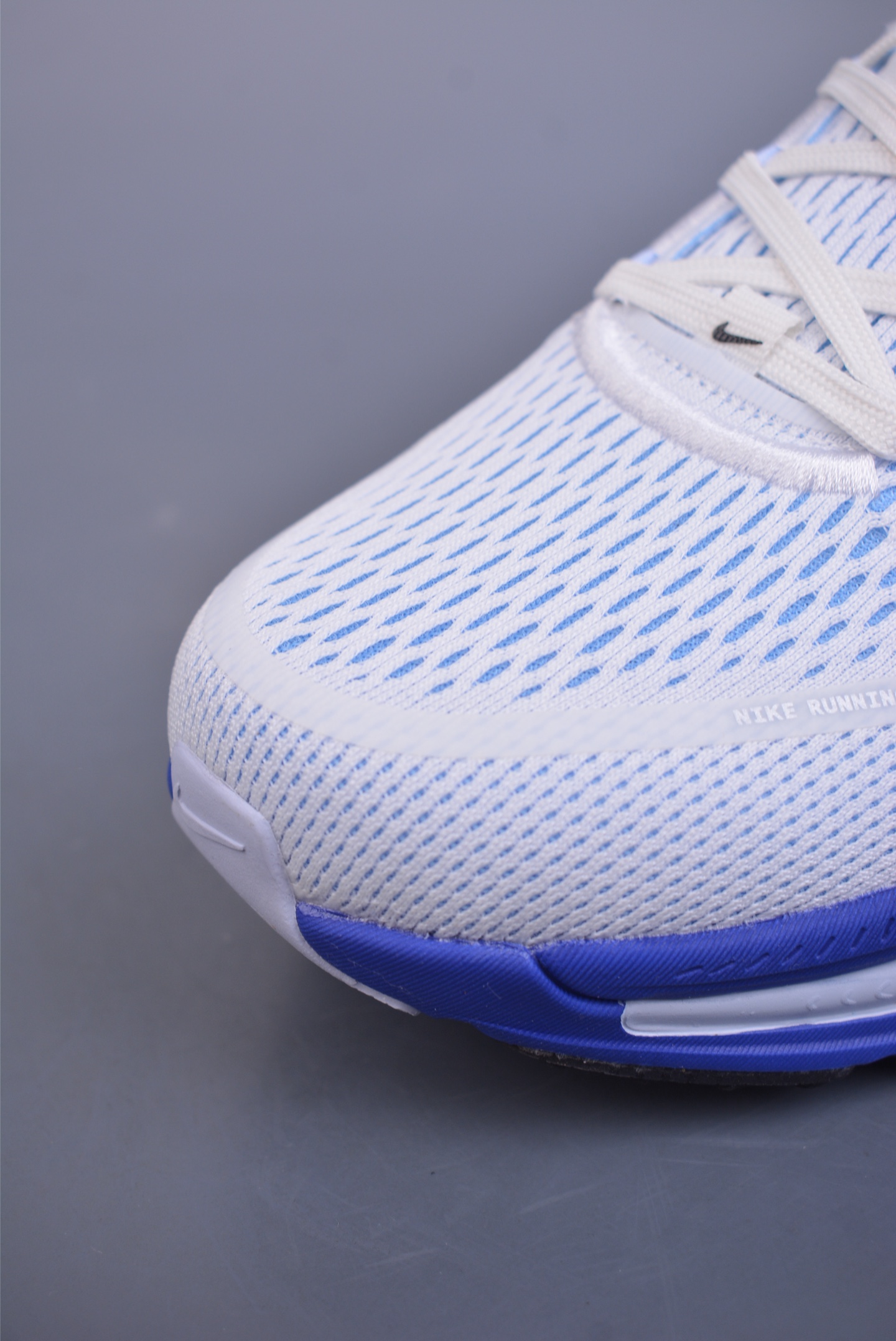 Nike Vomero 18 ZoomX running shoes white, blue and black hook HM6803-104