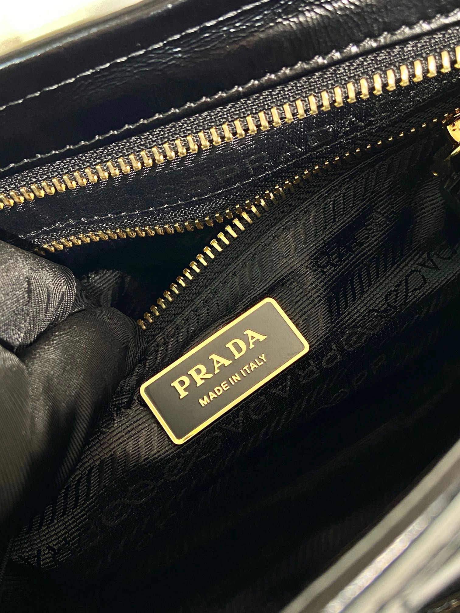 Prada lussolf patent leather handbag 1BA426
