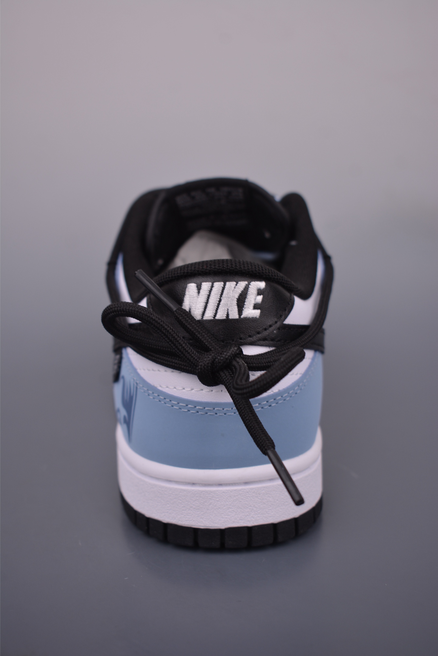 NIKE SB Dunk Low 