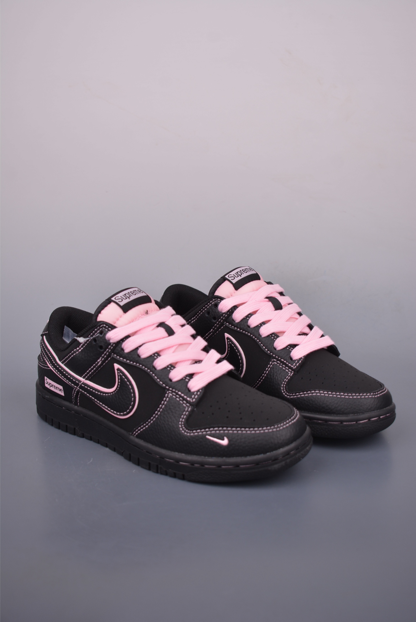 Supreme x Nike SB Dunk Low 